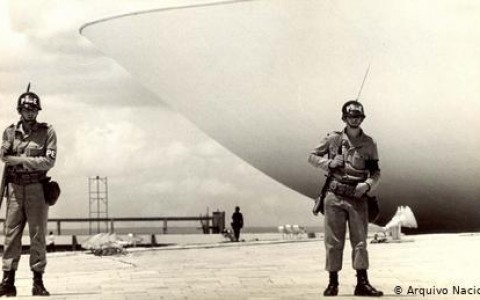 A DITADURA BRASILEIRA (1964-1985)