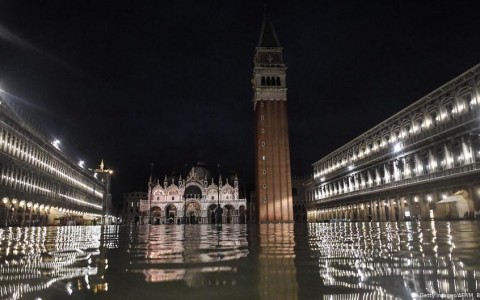 Venecia lucha contra inundación récord