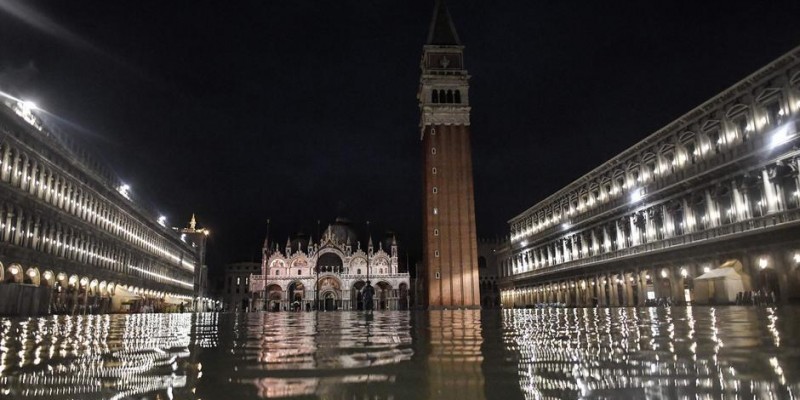 Venecia lucha contra inundación récord