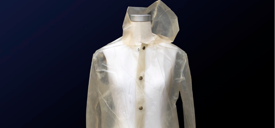 Designer cria capa de chuva a partir de bioplástico de algas